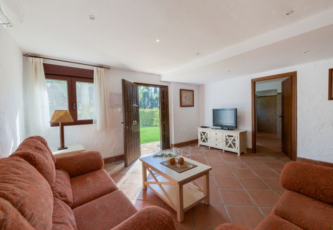 Salón del Apartamento Hierbabuena – Hacienda Roche Viejo (Conil) Salón del Apartamento Hierbabuena – Hacienda Roche Viejo (Conil)