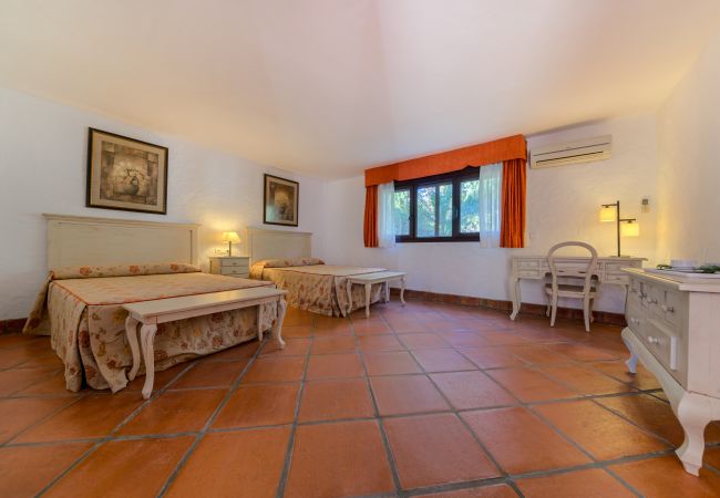 Dormitorio del Apartamento Hierbabuena – Hacienda Roche Viejo (Conil) Dormitorio del Apartamento Hierbabuena – Hacienda Roche Viejo (Conil)