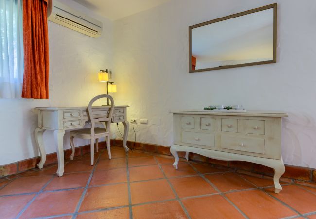 Tocador del Apartamento Hierbabuena – Hacienda Roche Viejo (Conil) Tocador del Apartamento Hierbabuena – Hacienda Roche Viejo (Conil)