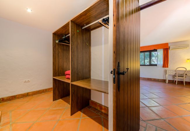 Vestidor del Apartamento Hierbabuena – Hacienda Roche Viejo (Conil) Vestidor del Apartamento Hierbabuena – Hacienda Roche Viejo (Conil)