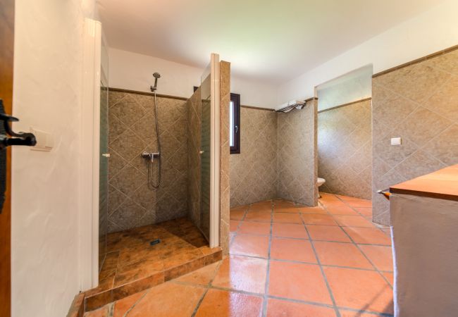 Baño del Apartamento Hierbabuena – Hacienda Roche Viejo (Conil)