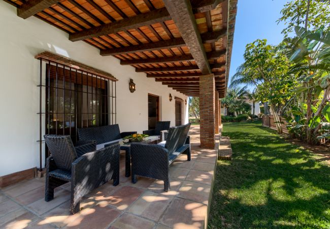 Terraza de Casa El Olivo – Hacienda Roche Viejo (Conil) Terraza de Casa El Olivo – Hacienda Roche Viejo (Conil)