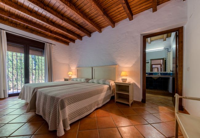 Dormitorio de Casa El Olivo – Hacienda Roche Viejo (Conil) Dormitorio de Casa El Olivo – Hacienda Roche Viejo (Conil)