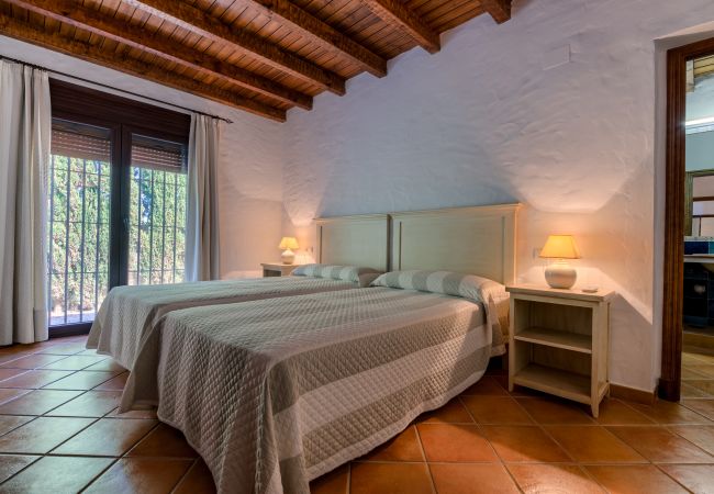 Dormitorio de Casa El Olivo – Hacienda Roche Viejo (Conil)