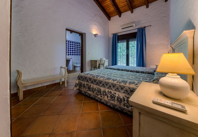 Dormitorio de Casa El Olivo – Hacienda Roche Viejo (Conil) Dormitorio de Casa El Olivo – Hacienda Roche Viejo (Conil)