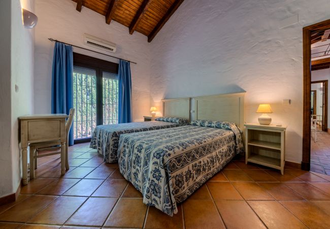 Dormitorio de Casa El Olivo – Hacienda Roche Viejo (Conil)