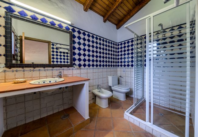 Baño de Casa El Olivo – Hacienda Roche Viejo (Conil) Baño de Casa El Olivo – Hacienda Roche Viejo (Conil)